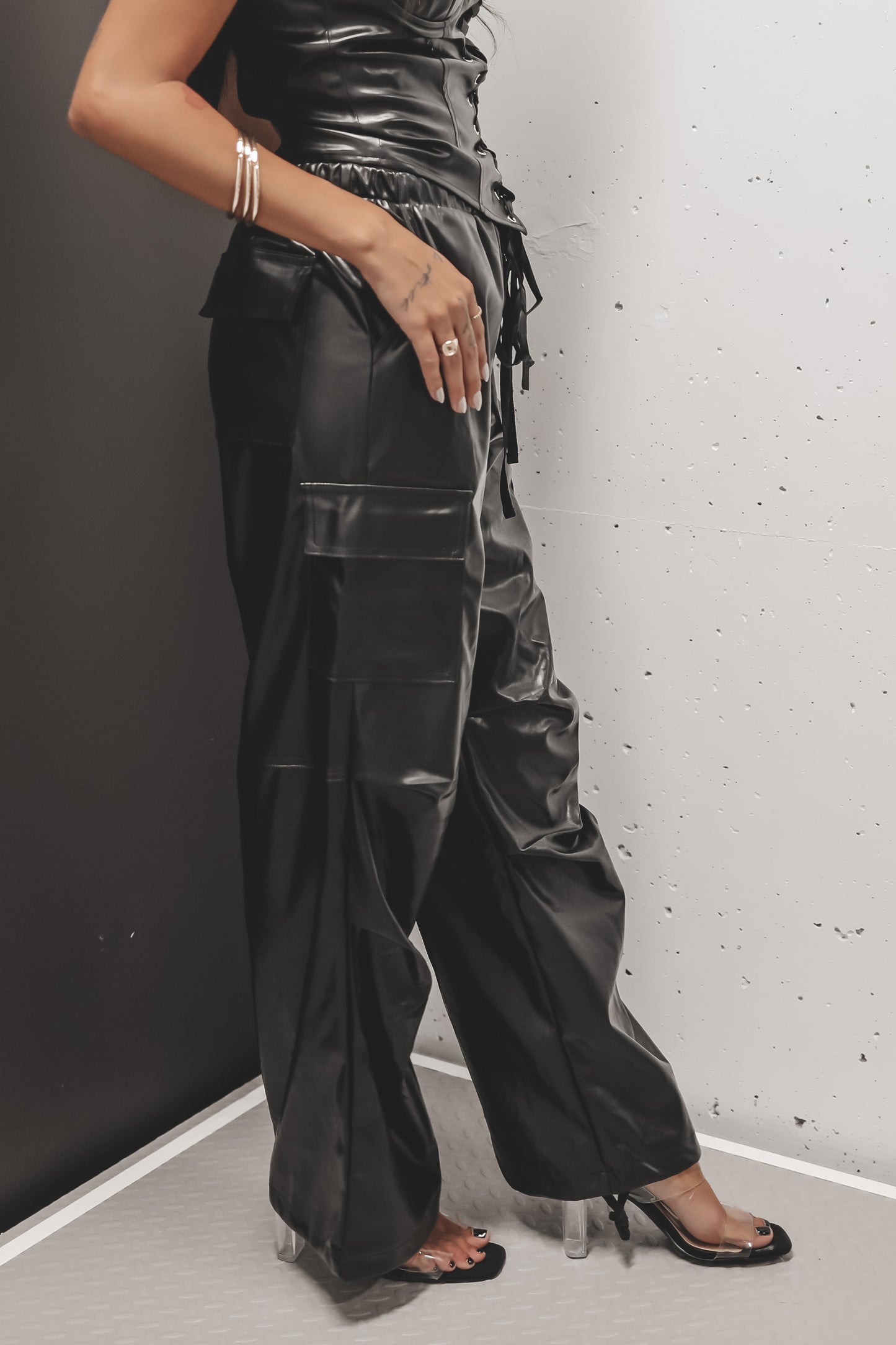 Pantalon Cargo Évasé en Similicuir – Noir