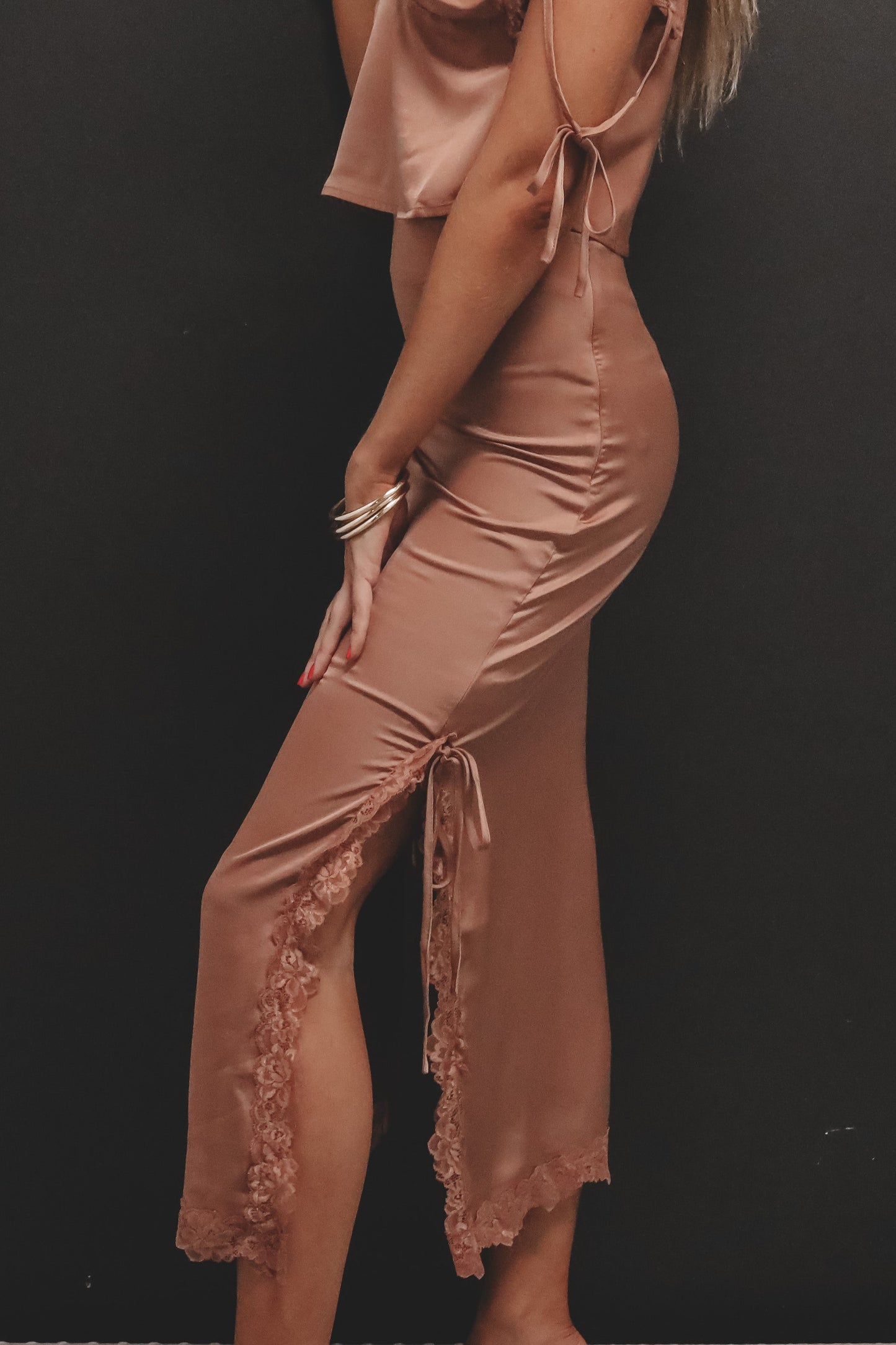 Jupe Longue Satinée Rose Poudré – Fente et Dentelle