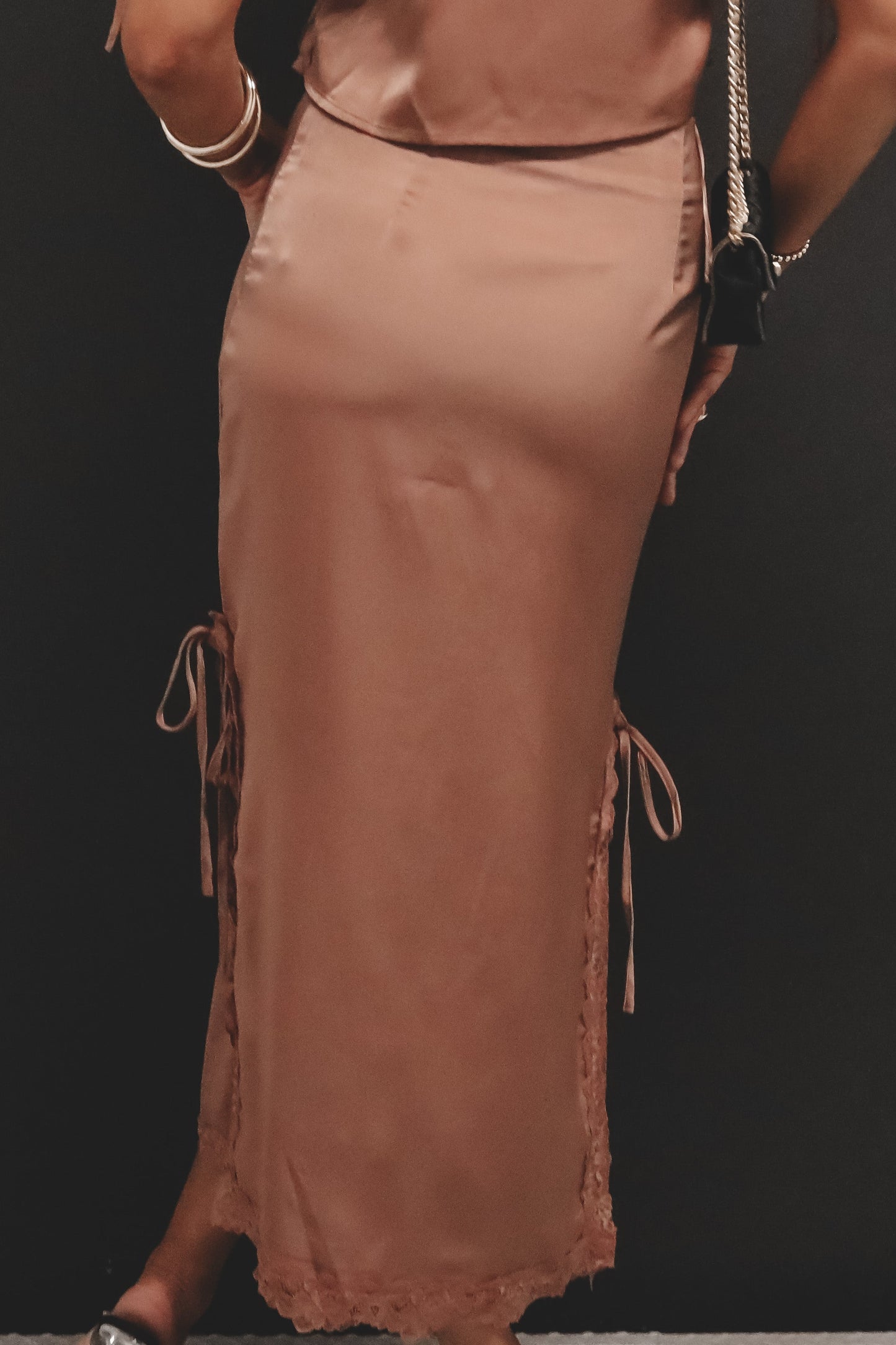 Jupe Longue Satinée Rose Poudré – Fente et Dentelle