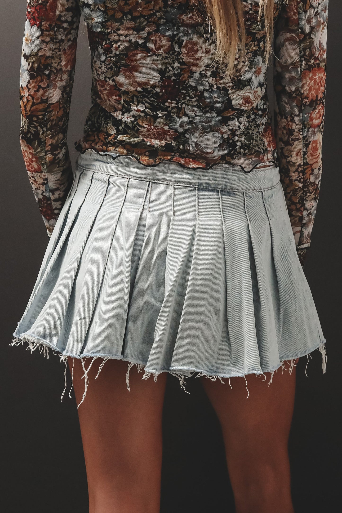 Mini-Jupe Plissée Taille Basse en Jean Clair