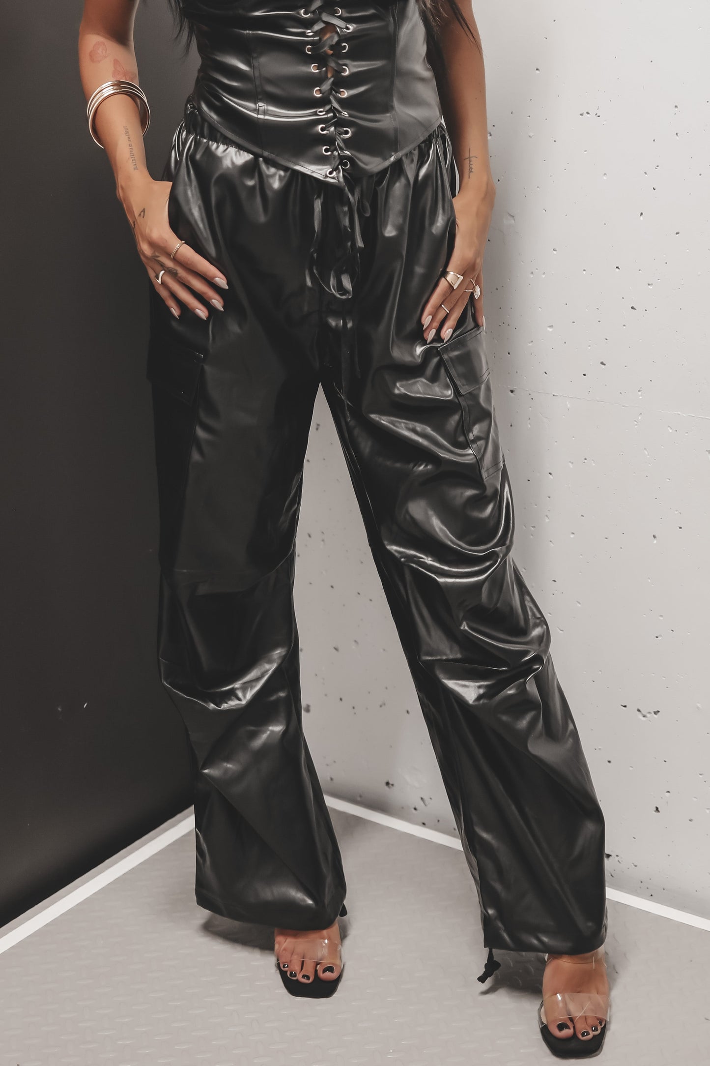 Pantalon Cargo Évasé en Similicuir – Noir