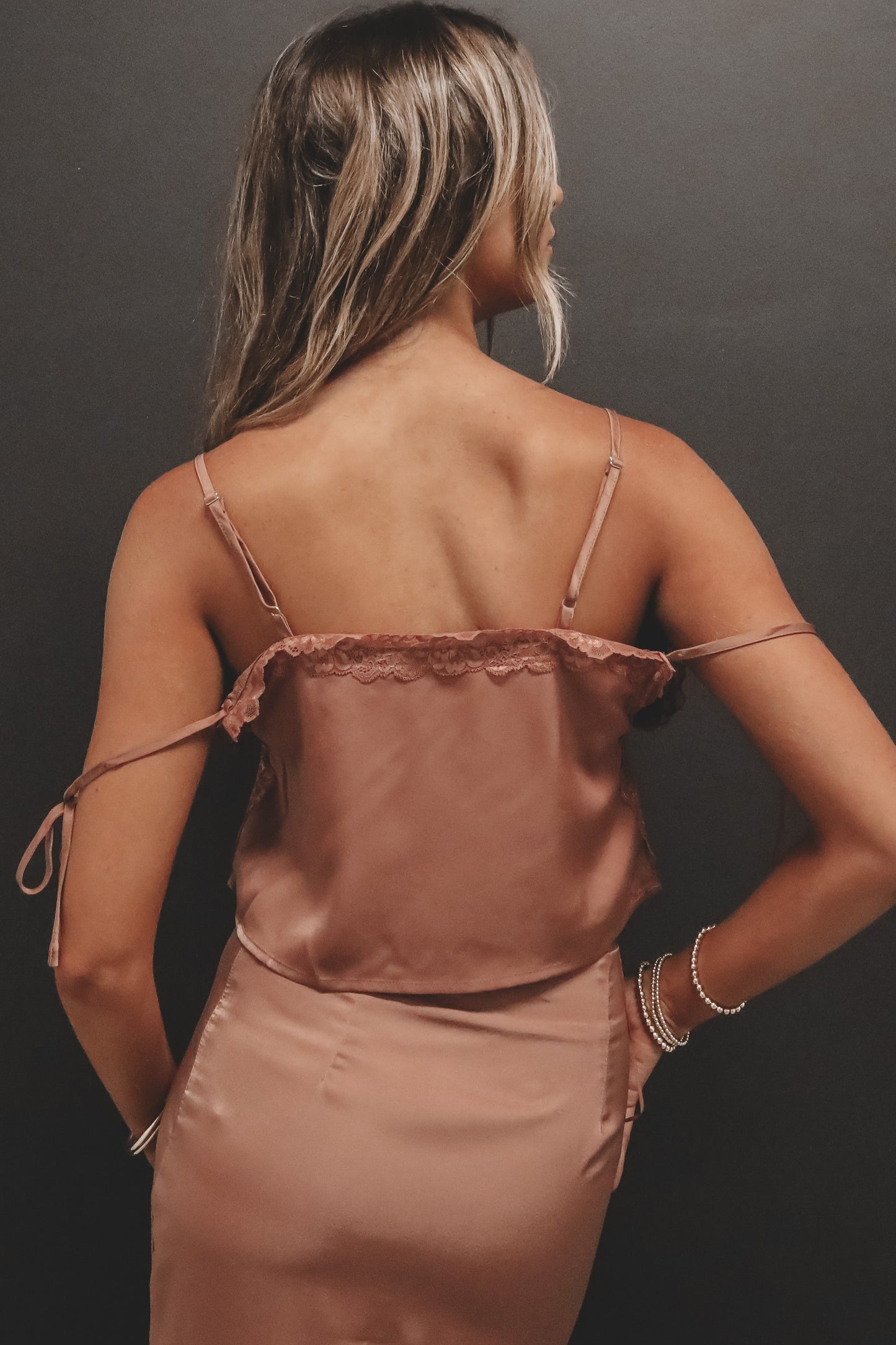 Top Cami Satiné Rose Poudré à Dentelle – Stop & Smell The Roses