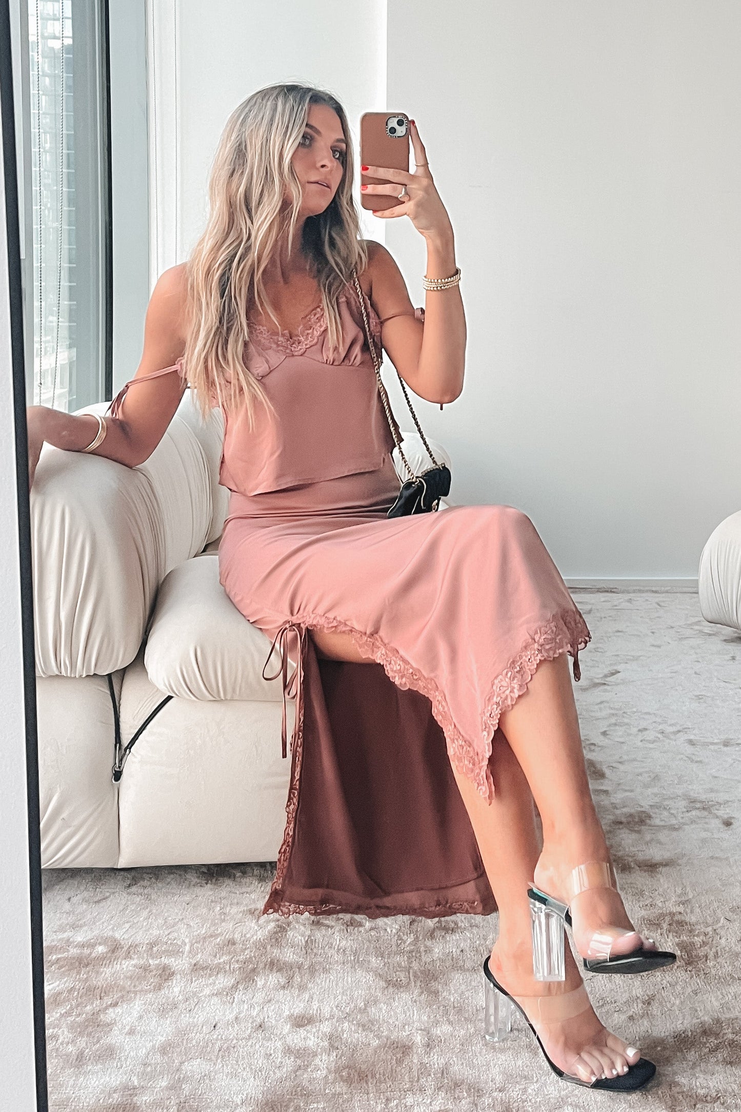 Jupe Longue Satinée Rose Poudré – Fente et Dentelle